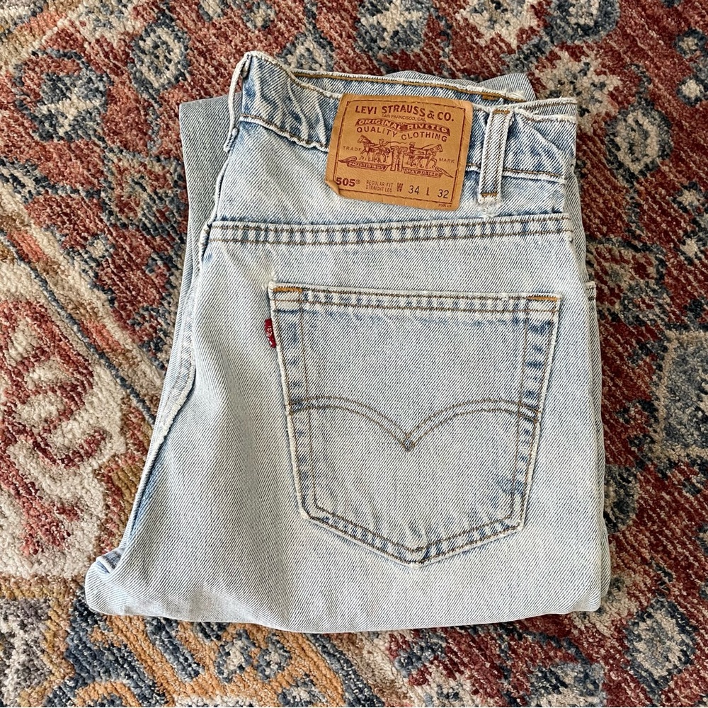 VINTAGE LEVI’S 505 DISTRESSED LIGHT WASH JEANS